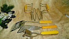 VINTAGE UTENSILI CUCINA INOX SET PALETTE PORTA PIROFILA PINZA TEGLIA GIALLO 