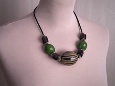 Collana etnica girocollo donna osso, kukuy verde scuro, vetri siriani, caucciù