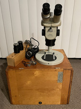 Microscopio vintage Warszawa PZO con custodia in legno e lampada, così com'è riparazione ricambi