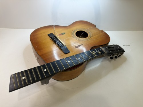 Antica chitarra acustica