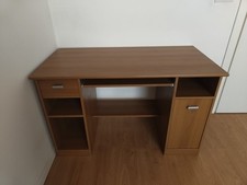 Scrivania in legno per ufficio o camera