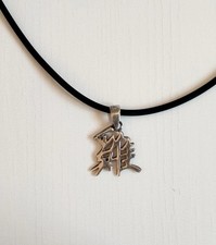 Ciondolo simbolo in argento 925 con laccio in caucciu'. Lunghezza 40cm.