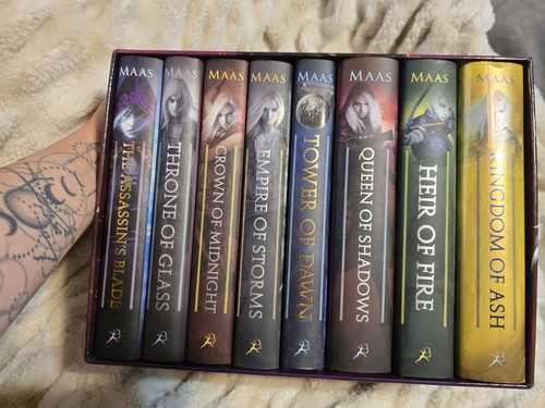 Throne glass box - of,