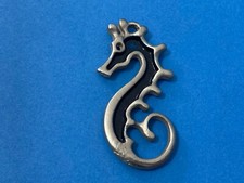 VECCHIO CIONDOLO IN ACCIAIO  SMALTATO CAVALLUCCIO MARINO VINTAGE.