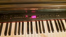 Vendo pianforte digitale Roland HP330e con tastiera pesata, come nuovo.