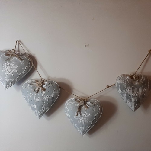 Due ghirlande shabby con - ghirlande, cuori
