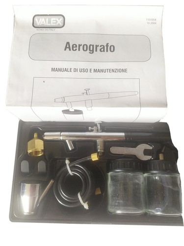 Aerografo con due serbatoi