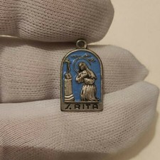 Santa Rita inginocchiata davanti la Croce La tua protezione mi doni la Pace