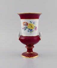 Antico vaso in porcellana Meissen con fiori dipinti a mano. Circa 1900