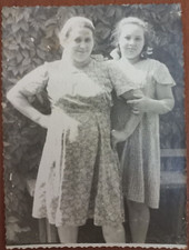 La ragazza tiene la mano di