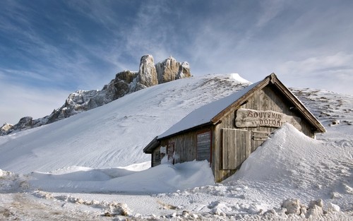 Paesaggio neve montagne italia
