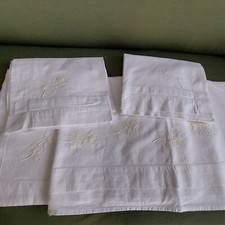 Vintage lenzuolo matrimoniale bianco con fiori gialli in rilievo + federe Nuovo