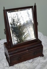 Piccolo specchio da toeletta