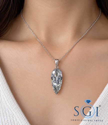 Ciondolo moissanite pera lunga