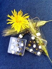 Orecchini pendenti quadrati artigianali in resina con perline bianche e verdi