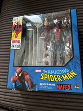 *In mano* Mafex n. 108 fumetto