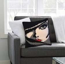 CUSCINO VOLTO DONNA LAVORATO A