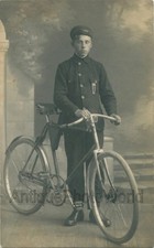 Giovane Uomo IN Uniforme IN
