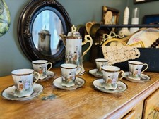 Antico set di pentole per