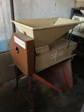 Diraspatrice Elettrica,Torchio e Serbatoio per alimenti in vetroresina 400 litri