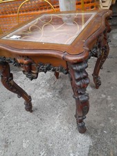 TAVOLINO UMBERTINO A BACHECA SCOLPITO  TESTE DI LEONE E RICCIOLI  1920 SICILIA