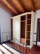 Armadio panna con rifiniture rosa cipria, due ante scorrevoli e una battente 