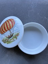 Una scatola decorativa con
