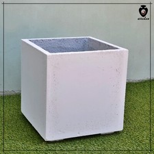 Fioriera vaso quadrato in cemento bianco su misura giardino arredo urbano