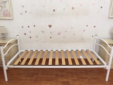 letto singolo in ferro battuto con rete