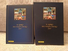 ITALIA: IL LIBRO DEI FRANCOBOLLI DEL 2017 COMPLETO DI CD, FRANCOBOLLI E CUSTODIA