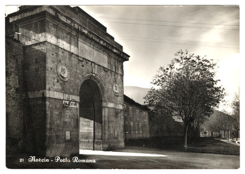 Norcia porta romana arco - norcia,