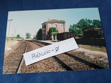 Fotografia Carro merci a sponde alte in prossimità di tipica Stazione FS