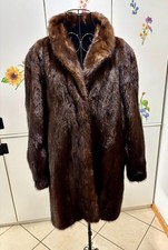 cappotto di visone medio-lungo, dalla linea dritta e leggermente morbida 