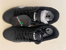 Scarpe nuove con etichetta e