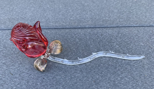 Bocciolo rosa rosso stelo