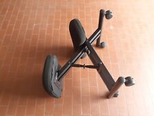 Sedia ergonomica inginocchiata, regolabile, struttura in acciaio, 4 ruote.