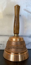 Vecchia campana a mano vintage in ottone Chamonix Mt Blanc alce fiore loggia manico in legno tenuta