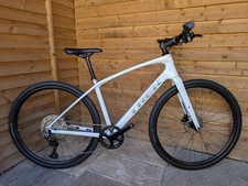 *NUOVISSIMA* Bici ibrida media TREK FX 4 FX4 fibra di carbonio VIEW SWANSEA/BRIDGEND