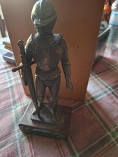 SCULTURA IN METALLO STATUA ARMATURA CAVALIERE CROCIATO SU BASE LEGNO 20 CM