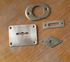 3 VECCHIE PIASTRINE BOCCHETTE PIU' 1 INCONTRO IN OTTONE STILE LIBERTY PER MOBILI