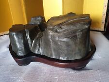 Suiseki di palombino con daiza in mogano