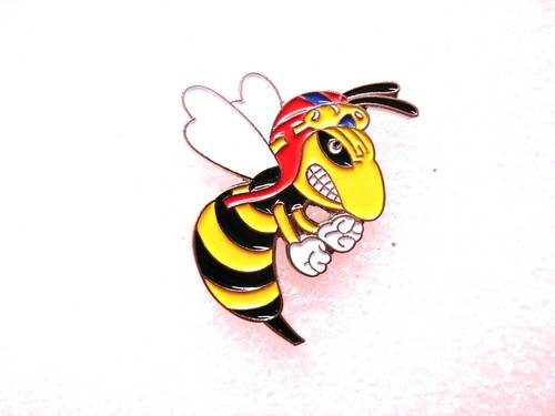 Vespa fighting wasp pin - , badge