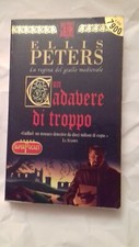 Romanzo UN CADAVERE DI TROPPO