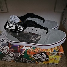 Nuove scarpe da skate circa