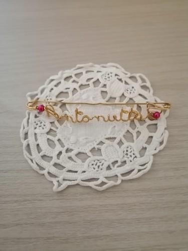 Vecchia spilla dorata con nome