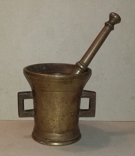 Vecchio grande mortaio con - e,