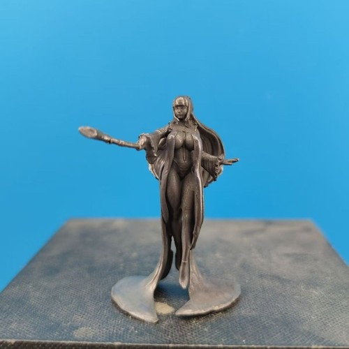 Modellino statuina ragazza