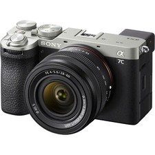 Sony A7C II con obiettivo FE