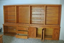  Armadio a muro e banconi in legno massiccio laccato di fattura artigianale