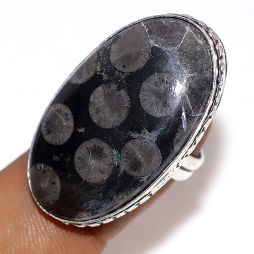Anello corallo fossile nero